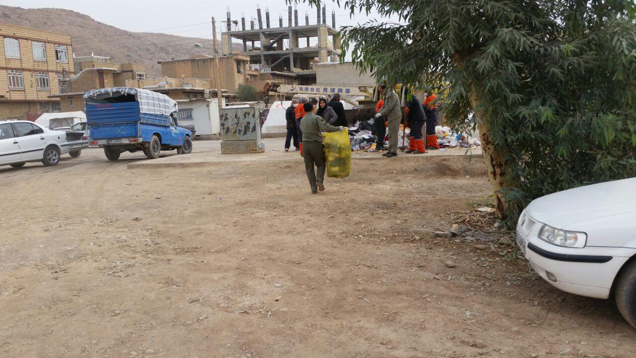 پاکسازی مناطق زلزله زده از سوی 200نفر از محیط بانان