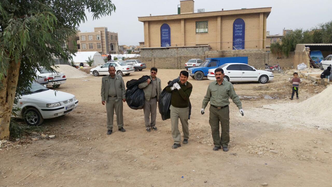 پاکسازی مناطق زلزله زده از سوی 200نفر از محیط بانان