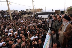 تصاویری از حضور رهبر انقلاب در مناطق زلزله&zwnj;زده کرمانشاه