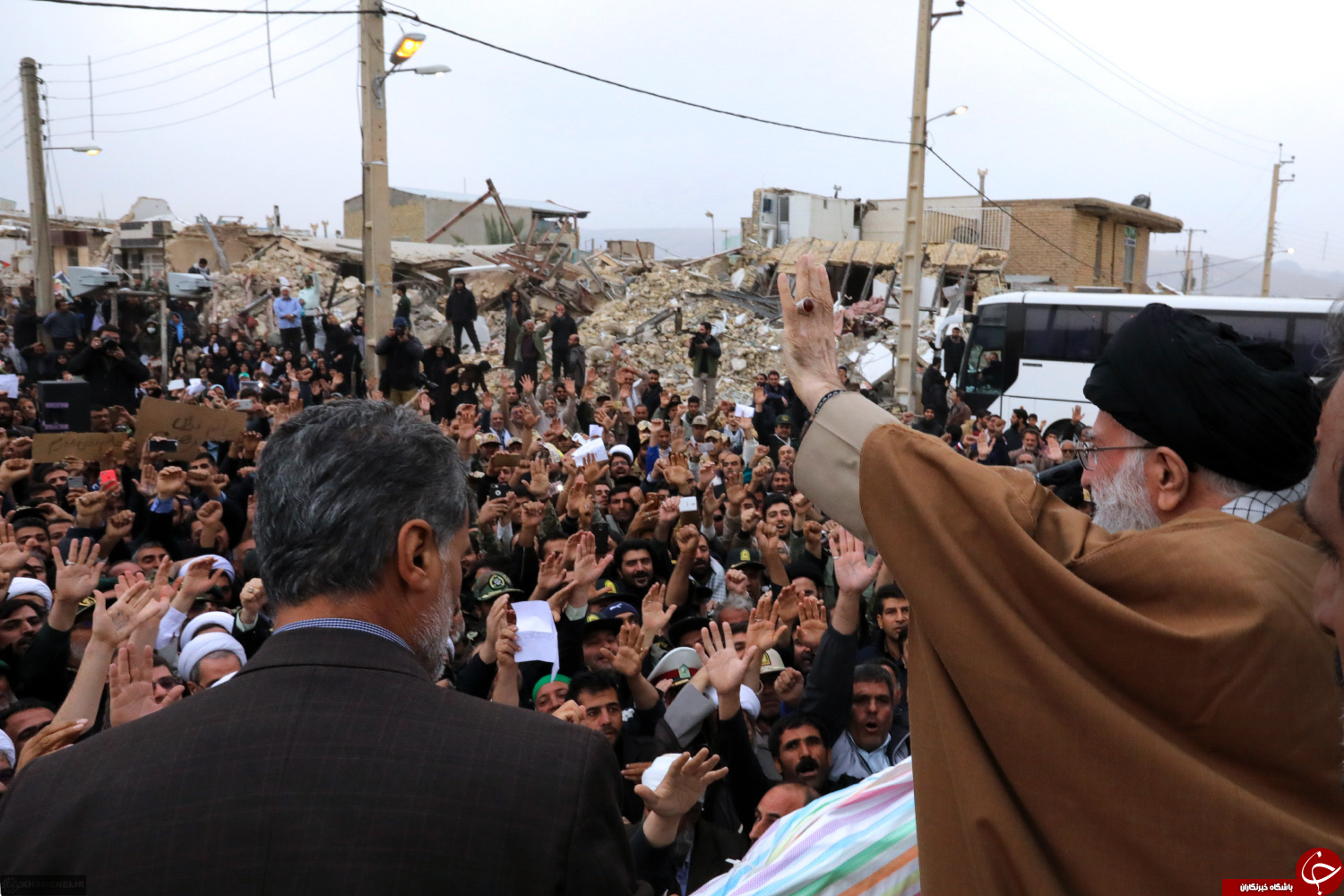 تصاویری از حضور رهبر انقلاب در مناطق زلزله&zwnj;زده کرمانشاه