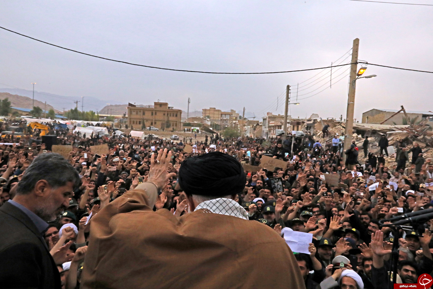 تصاویری از حضور رهبر انقلاب در مناطق زلزله&zwnj;زده کرمانشاه