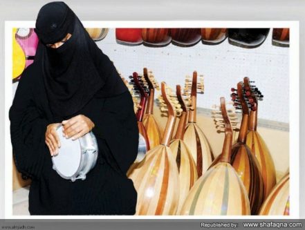 تصاویری عجیب از نواختن ویولون و تنبک زنان سعودی با چادر و برقع تصاویری عجیب از نواختن ویولون و تنبک زنان سعودی با چادر و برقع