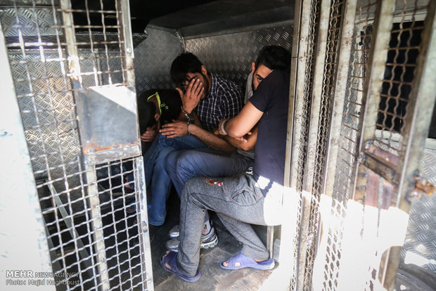 اعتراف سارقان به بیش از ۶۰۰ فقره سرقت لوازم داخل خودرو اعتراف سارقان به بیش از ۶۰۰ فقره سرقت لوازم داخل خودرو