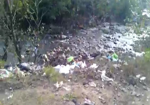 چهره زشت زباله‌ها در رودخانه روستای «کمال محله» + فیلم