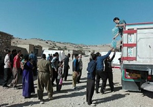 توزیع کمک‌های مردمی خرمشهر به مناطق زلزله زده