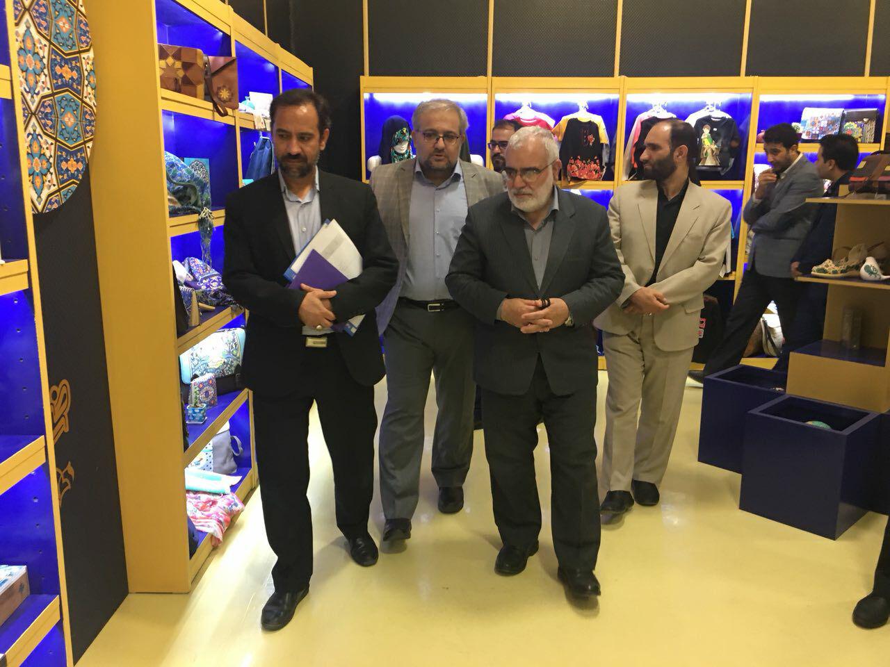 حمایت از تولیدکنندگان داخلی و عرضه محصول ایرانی اولویت‌های آستان قدس رضوی است