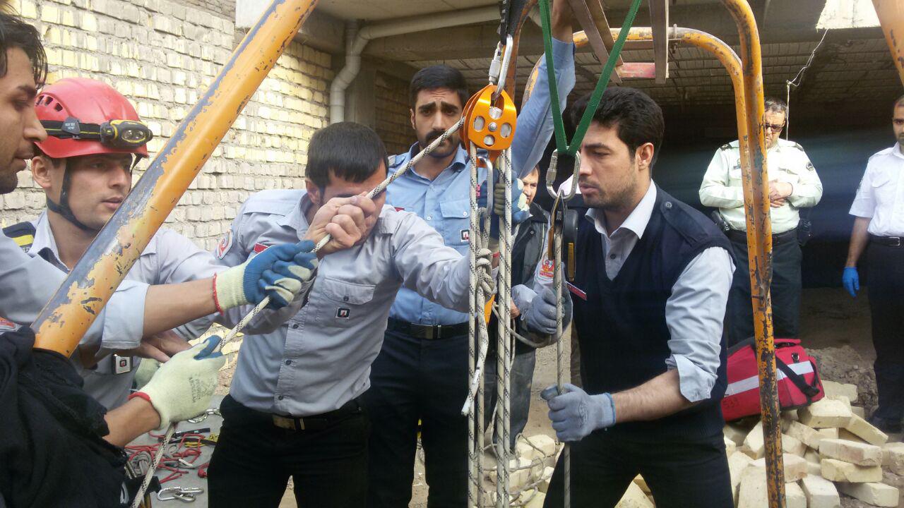 مقنی چاه برای خارج کردن کارت به داخل چاه سقوط کرد