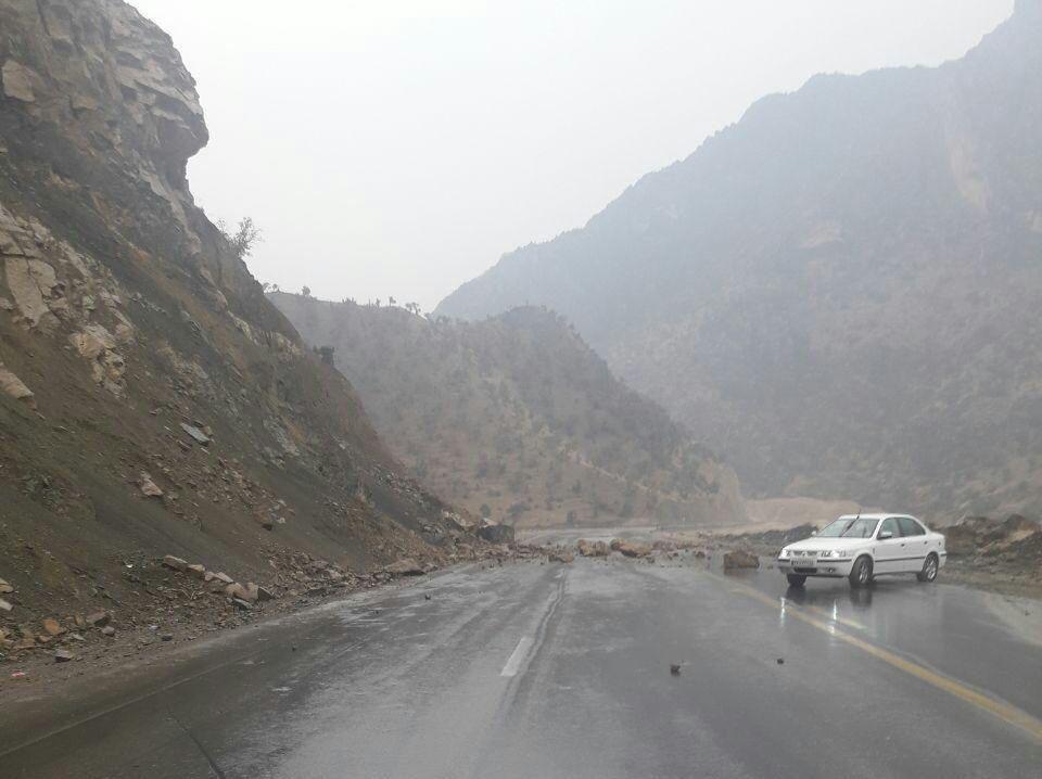ریزش کوه در محور حمیل به ایلام