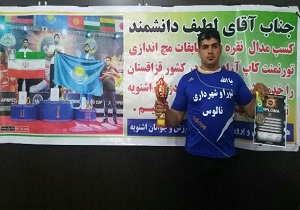 اهدای مدال نایب قهرمان مچ اندازی جهان به زلزله زدگان کرمانشاه