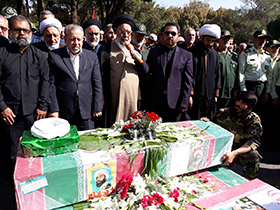 اقامه نماز برپیکر شهید آقادادی ازسوی امام جمعه اصفهان