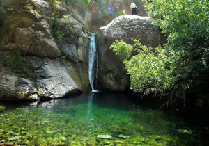 آبشار زیبای "هشترخان" در دل طبیعت روستای لار + فیلم