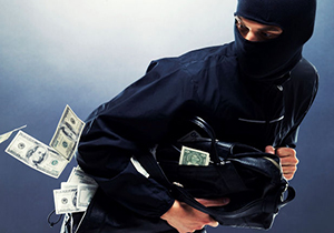 دستگیری یک دزد حین ارتکاب سرقت + فیلم
