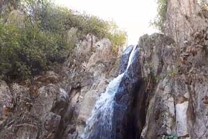 نمایی از آبشار زیبا و بکر در دربندهیر + فیلم