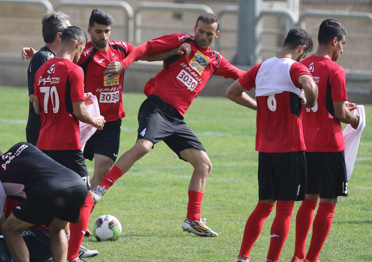 اهدای گلدان پرسپولیس به بازیکنان به دلیل برد در دربی ۸۵