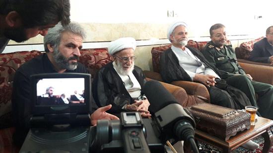 آیت&zwnj;الله جنتی در منزل پدر شهید حججی حضور یافت+ تصاویر