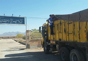 توقیف کامیون حامل ۱۶ تن ذرت آلوده به کود مرغی در اردستان