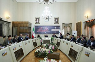 برخی از مغازه‌داران کلیه اقلام خود را در پیاده‌روها می‌چینند