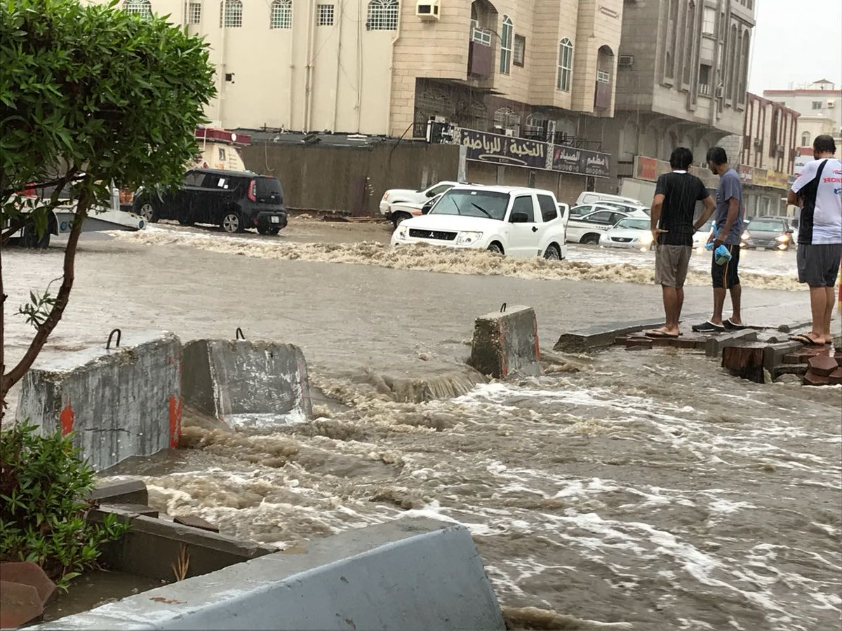 بخشی از شهر جده زیر آب رفت/ خشم شهروندان عربستانی از بی&zwnj;تدبیری مسئولان سعودی+ عکس و فیلم