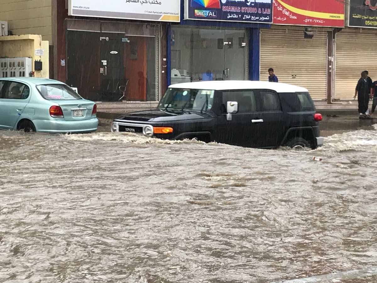 بخشی از شهر جده زیر آب رفت/ خشم شهروندان عربستانی از بی&zwnj;تدبیری مسئولان سعودی+ عکس و فیلم