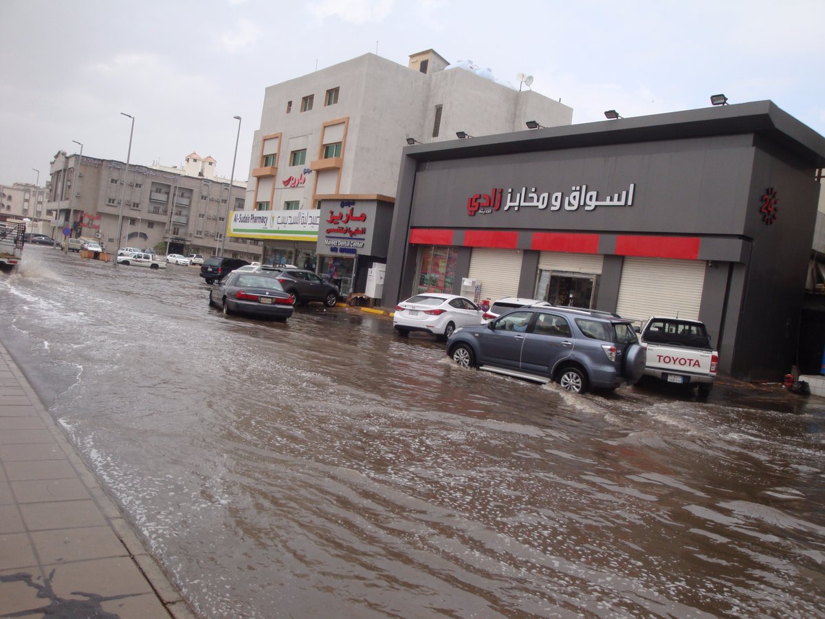 بخشی از شهر جده زیر آب رفت/ خشم شهروندان عربستانی از بی&zwnj;تدبیری مسئولان سعودی+ عکس و فیلم
