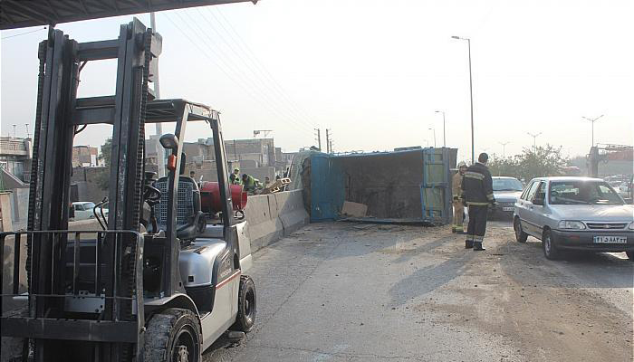 واژگونی خودرو کامیونت حامل یک دستگاه لیفتراک در بزرگراه آزادگان