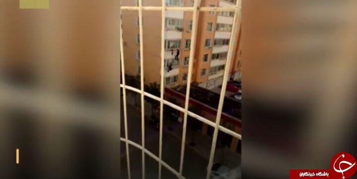 لحظه دلهره آور آویزان شدن کودک خردسال از پنجره آپارتمان + فیلم///////////////////////////