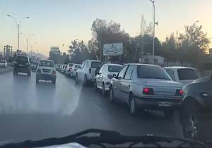 زلزله باعث صف طولانی خودروها در پمپ بنزین کرمان شد + فیلم