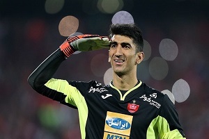 دلجویی بیرانوند از هواداران پرسپولیس با پرتاب دسته گل به سمت سکوها + فیلم