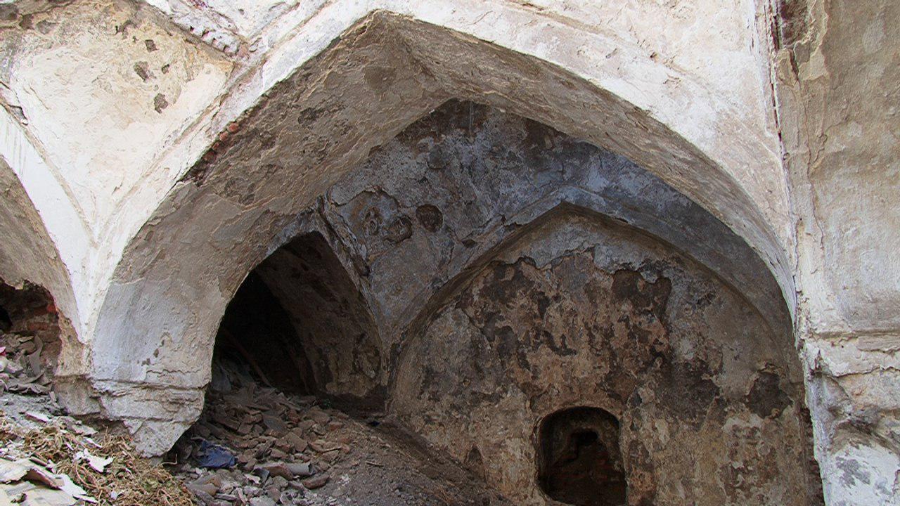 برخی حمام های تاریخی مراغه در معرض تخریب است