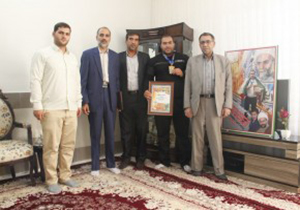 مدیرکل بنیاد شهید لرستان با قهرمان جهان دیدار کرد