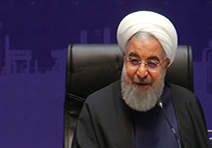 شوخی روحانی با گرفتگی صدای خود و سخنران مراسم + فیلم