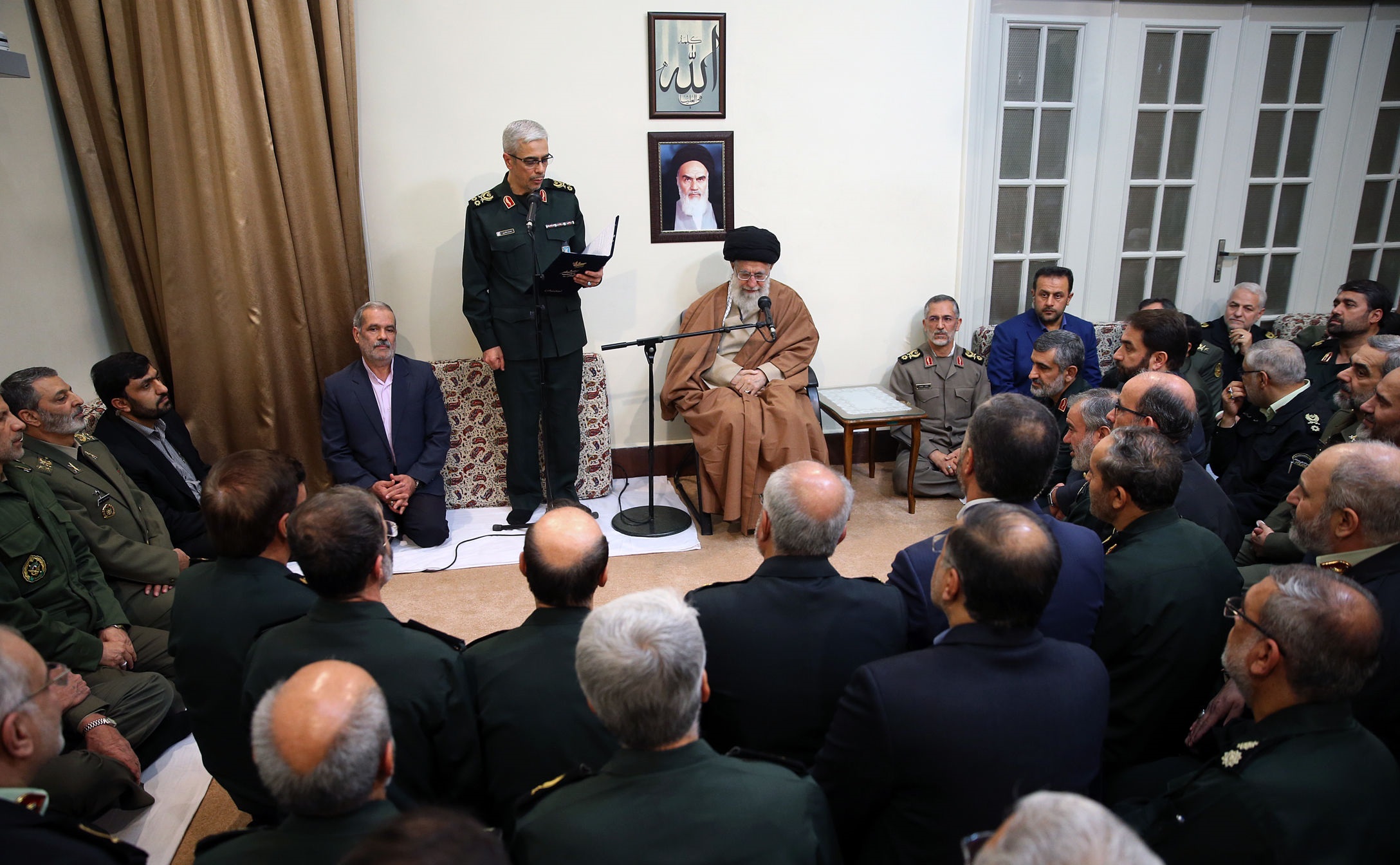 برگزیدگان جشنواره مالک اشتر با فرمانده کل قوا دیدار کردند