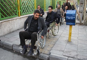 معلولانی که حتی از آفتاب هم محروم هستند/ خم شدن کمر معلولان زیر هزینه‌های سرسام‌آور درمانی