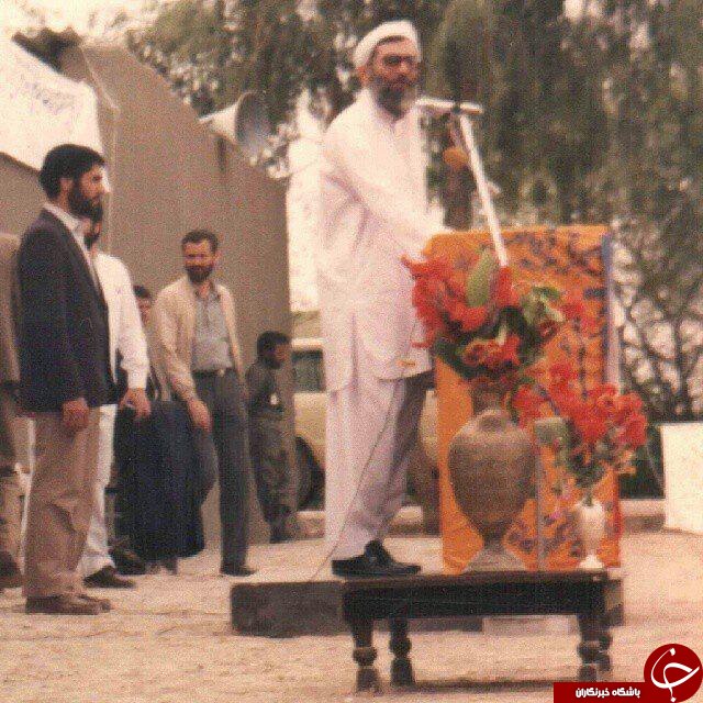 تصویر کمتر دیده شده از مقام معظم رهبری، در سفری که به محل تبعیدشان داشتند