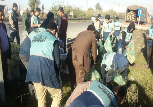 جمع آوری زباله از  حاشیه جاده&zwnj;های قائمشهر و بابلسر به مناسبت روز جهانی خاک +تصاویر