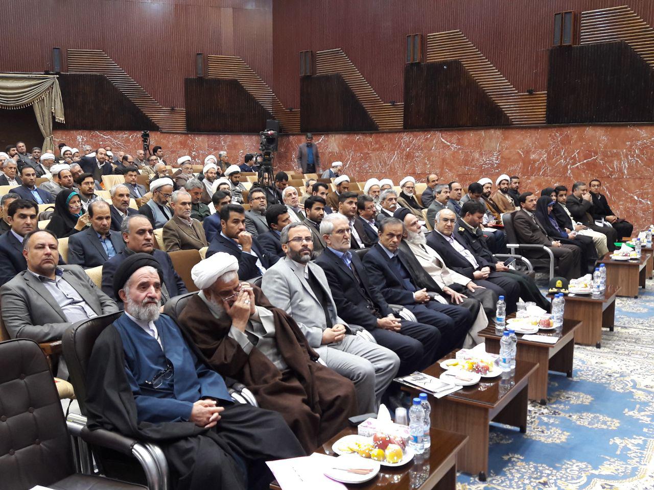 تکیه برآثار‌ تربیتی نماز از اصول انسان سازی است
