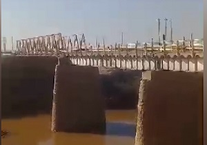 خطر در کمین رانندگان عبوری از پل قدیمی + فیلم
