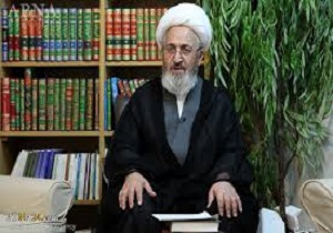 حضور زنان در ورزشگاه‌ها با عفت آنان سازگار نیست