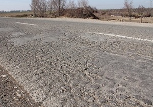 نگاهی وضعیت نامناسب آسفالت جاده جلگه چاه هاشم + فیلم