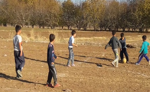 گلایه از وضعیت زمین فوتبال در روستای محمدآباد + فیلم