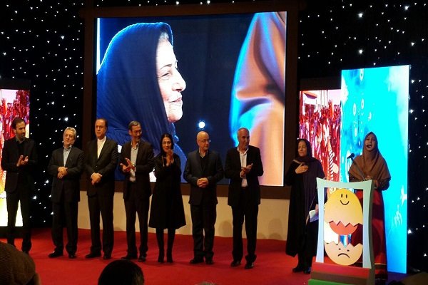نکوداشت احترام برومند در مراسم اختتامیه جشنواره تئاتر