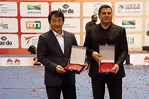 جایزه بهترین مربی و بهترین مبارز به ایران رسید