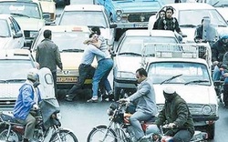 تصادف یک مرد با خودرو در عوارضی + فیلم