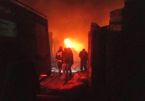مهار آتش سوزی در راسته بازار عمده فروشهای کرمانشاه