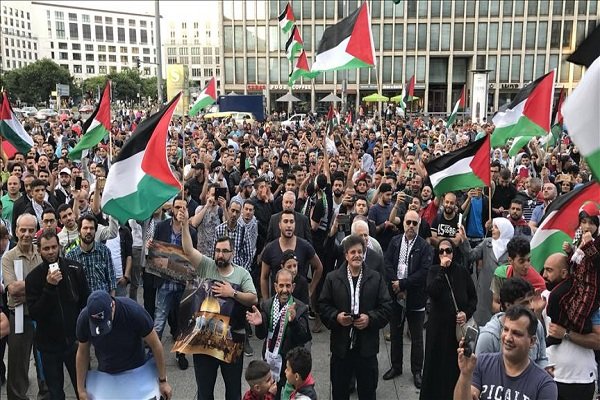 تظاهرات آلمانی‌ها علیه سیاست‌های آمریکا