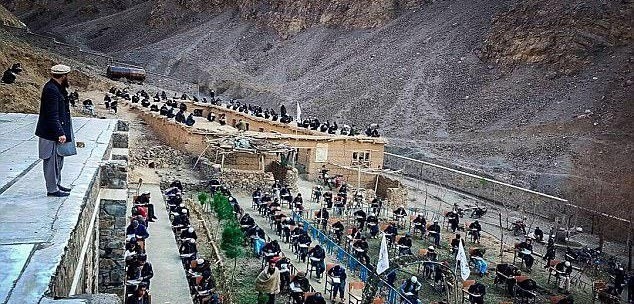 دانش آموزان تحت کنترل طالبان چگونه امتحان می دهند؟ + تصاویر