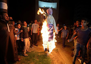 آتش زدن عکس ملک سلمان توسط جوانان فلسطینی + فیلم