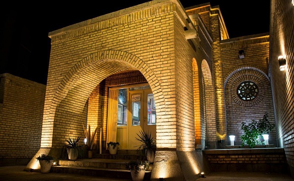 آرامگاه حکیم نزاری بیرجند مرمت و نورپردازی شد