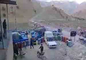 ازدحام مردم روستاهای "دهدز" در هنگام توزیع نفت + فیلم