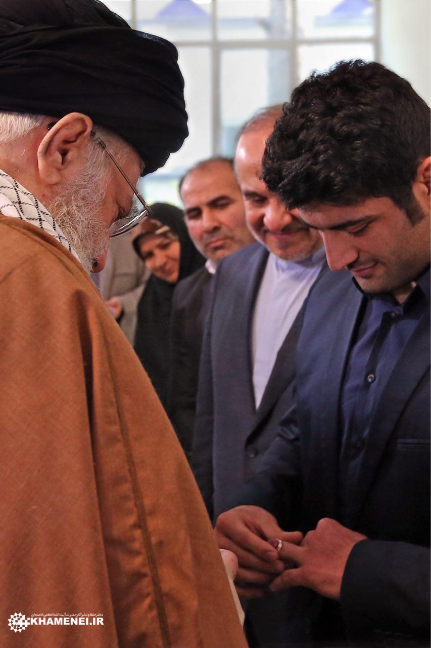 اهدای انگشتر رهبر انقلاب به علیرضا کریمی+ تصویر